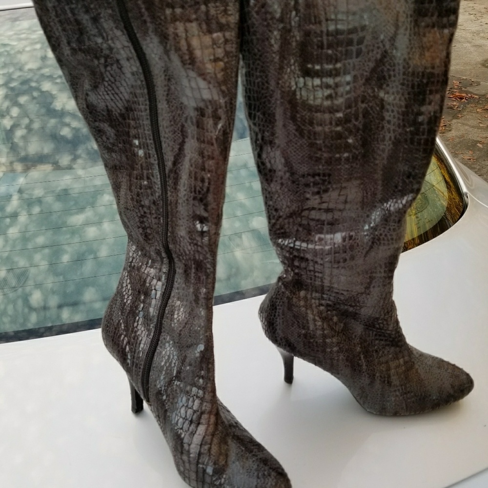 Olive colored 'Diba' alligator boots- (SIZE 8 1/2)